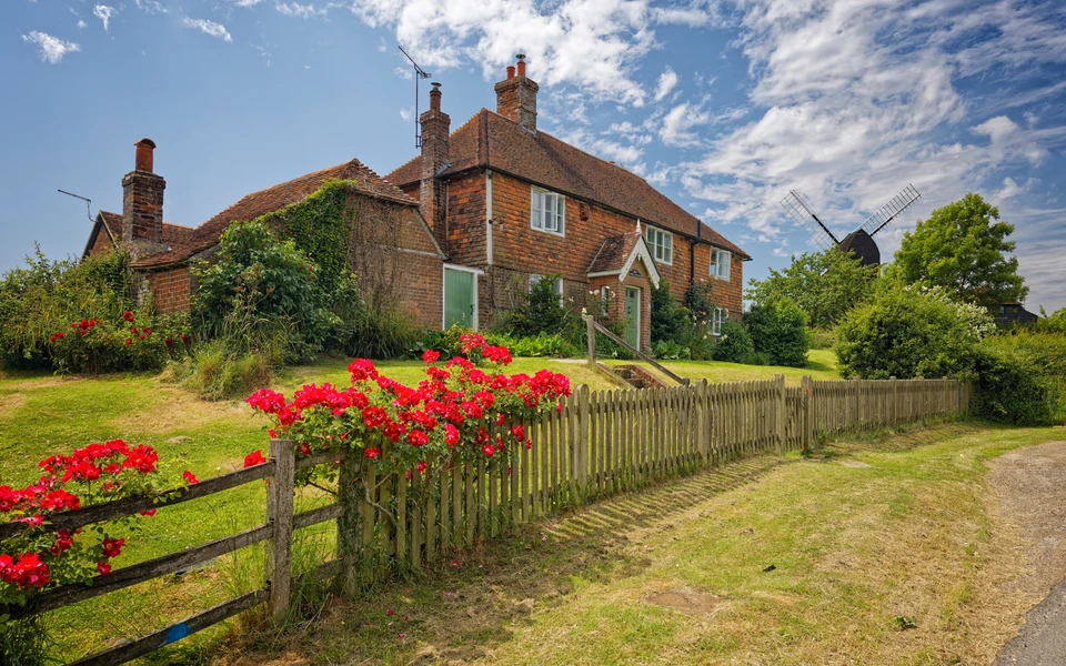 Chantier de construction d'une piscine enterrée en béton, vue aérienne