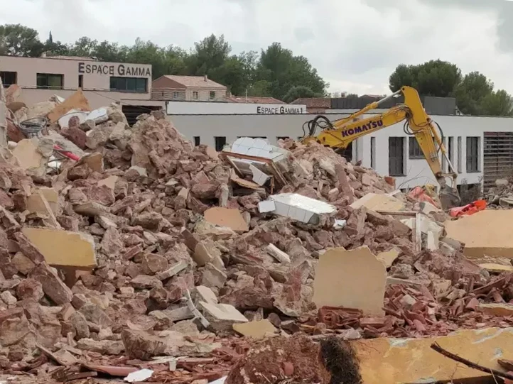 Vignoble en terrasses sur collines verdoyantes sous ciel bleu dégagé