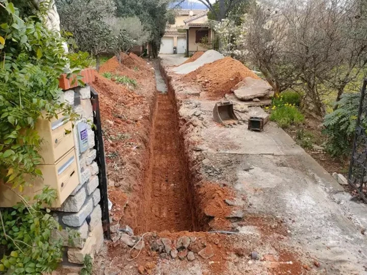 Chantier de construction d'un viaduc autoroutier en cours, vue a&eacute;rienne montrant une structure en b&eacute;ton arm&eacute; partiellement achev&eacute;e