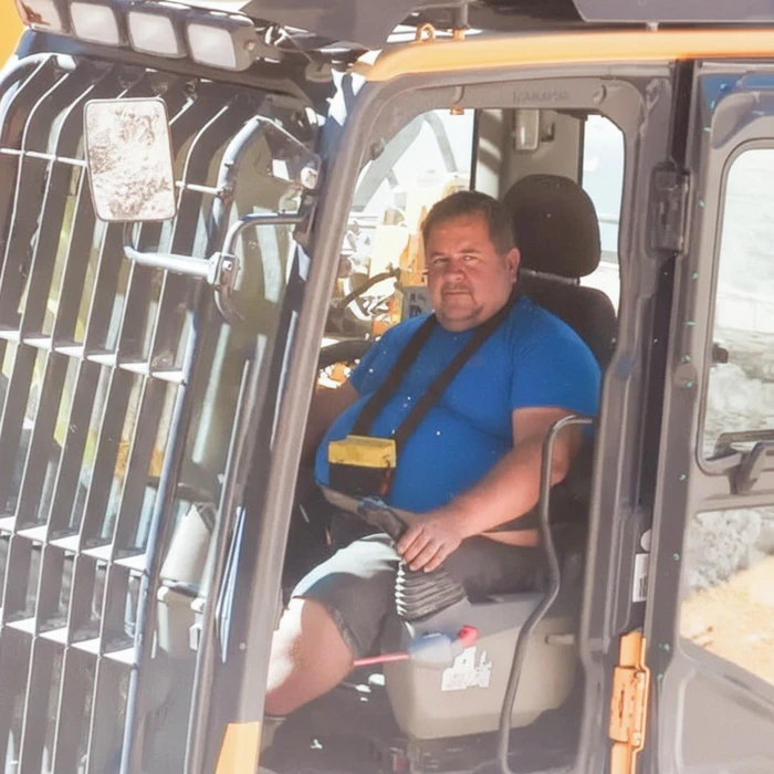 Chantier de terrassement au coucher de soleil avec plusieurs pelleteuses hydrauliques en action
