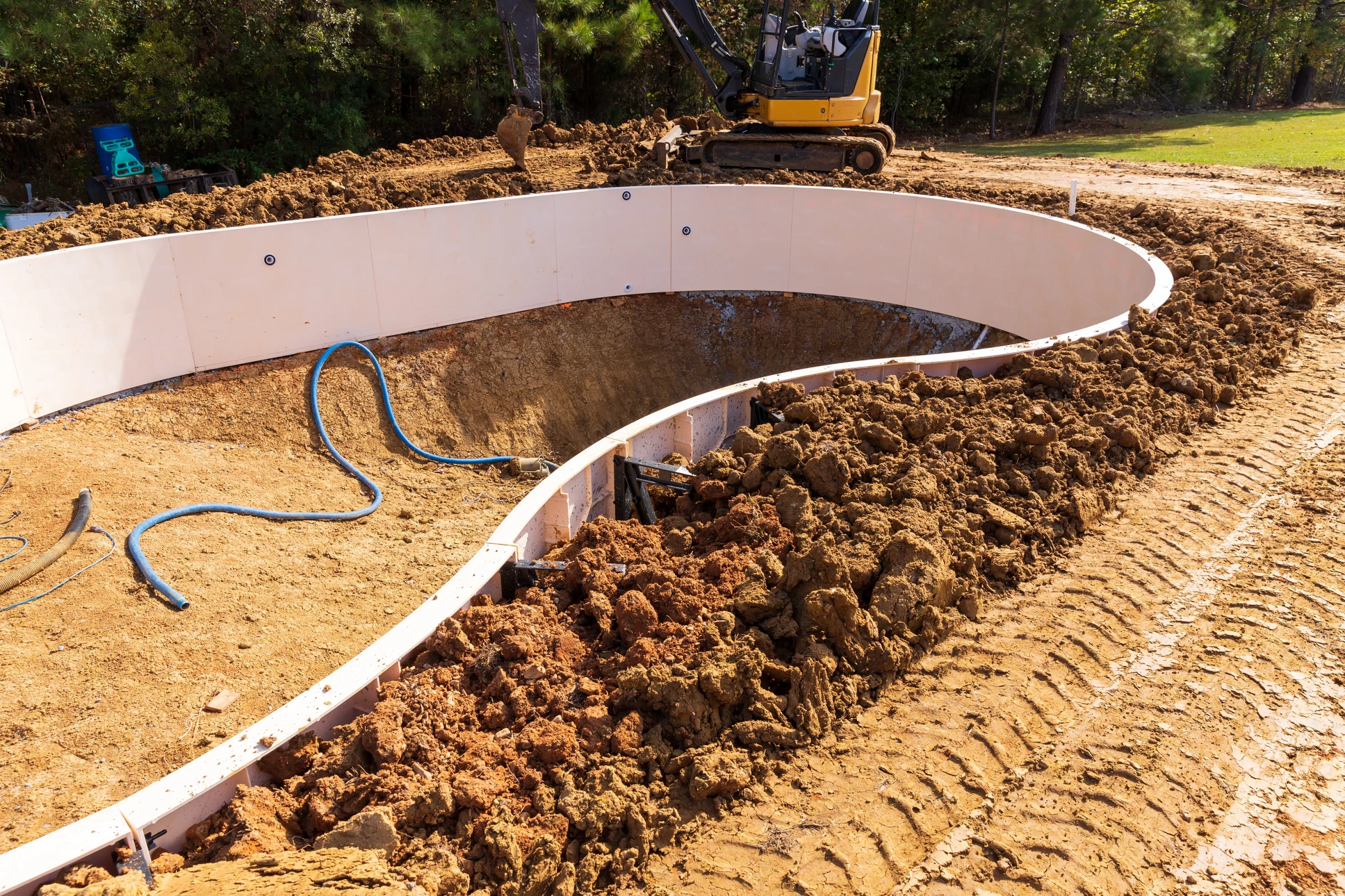 Piscine vide avec carrelage bleu décoratif et frise ornementale