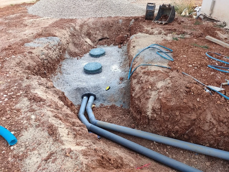 Chantier ext&eacute;rieur de forage avec excavation en cours